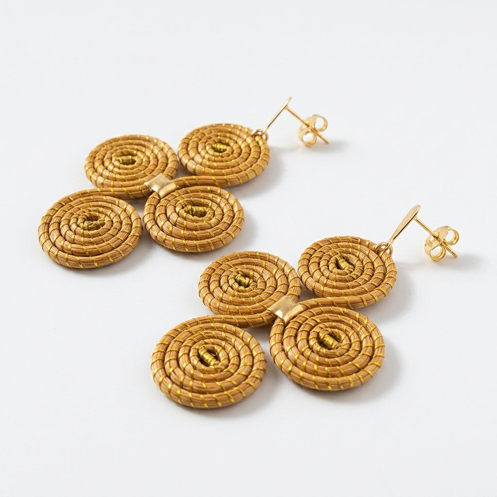 Boucles d'oreilles Cantão, fibre dorée tressée à la main par les artisans du Tocantins, détail du tressage en spirale