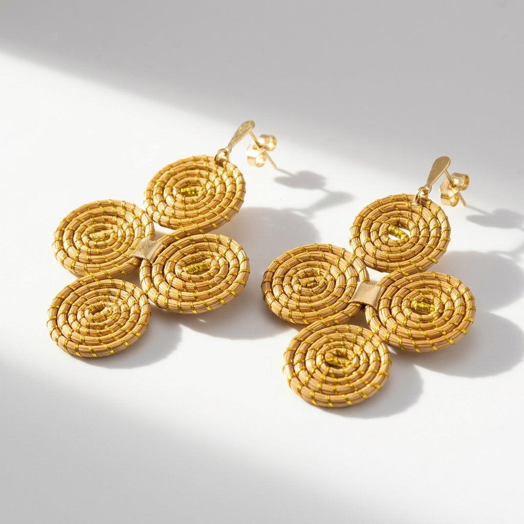 Boucles d'oreilles Cantão en or végétal du Tocantins, fait main au Brésil, fibres de capim dourado tressées avec fil de soie doré