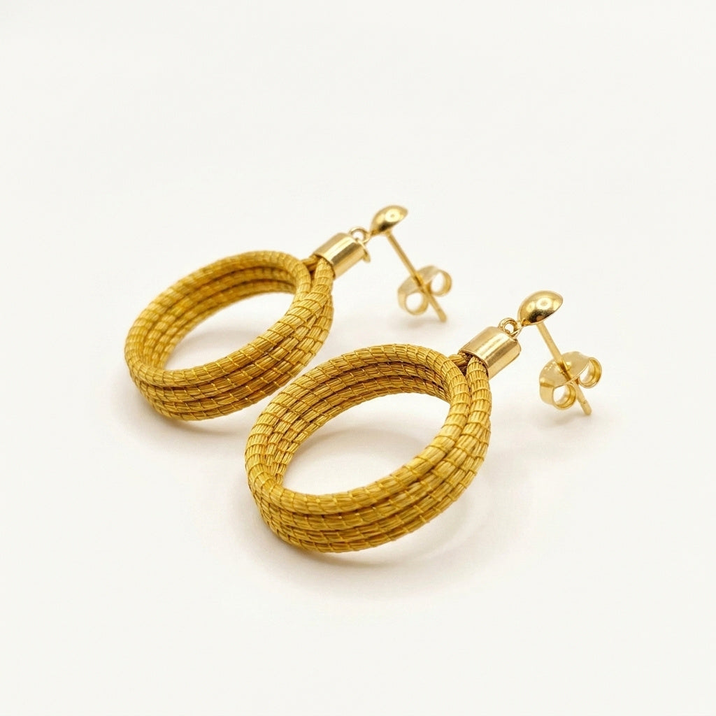 Boucles d'oreilles créoles en herbe dorée du Jalapão, tressage main en capim dourado, vue trois quarts alternative