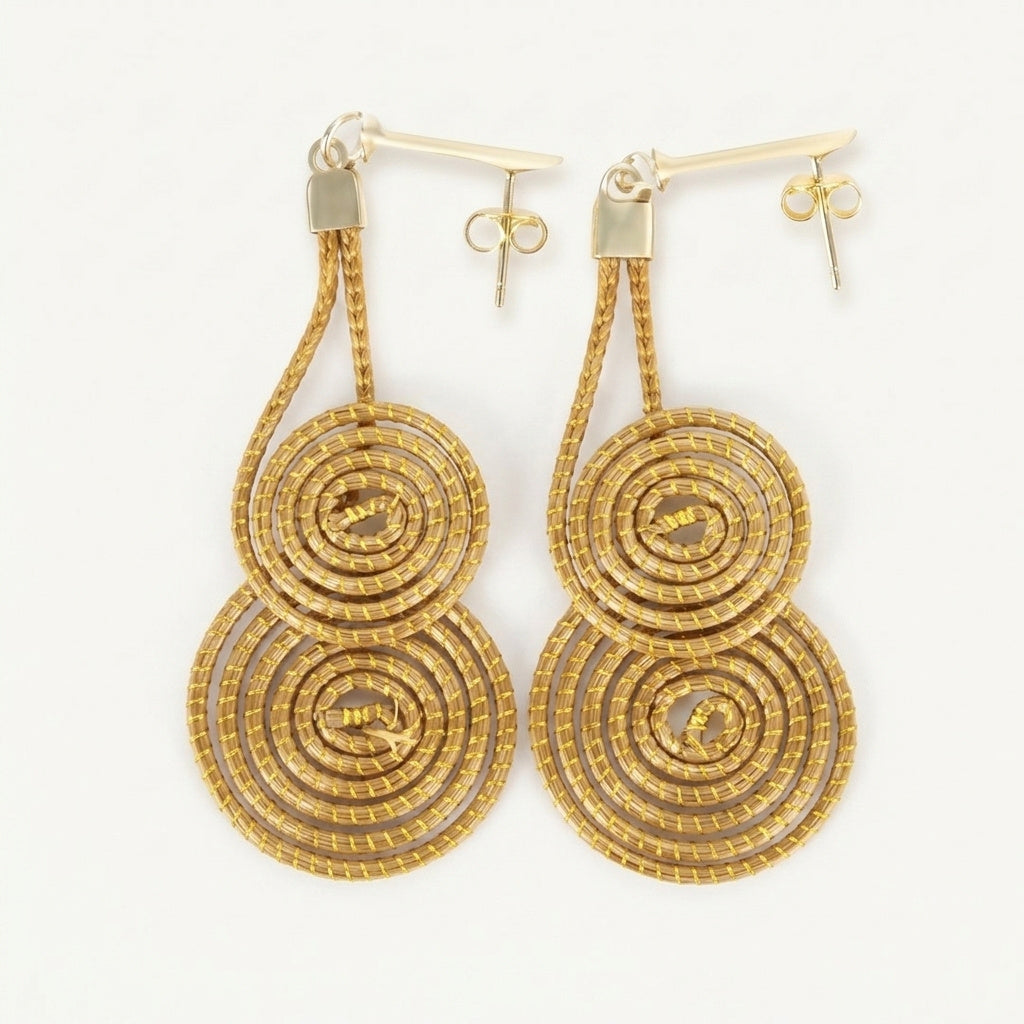 Boucles d'oreilles pendantes Cristal en or végétal du Jalapão, vue trois quarts montrant le tressage en spirale