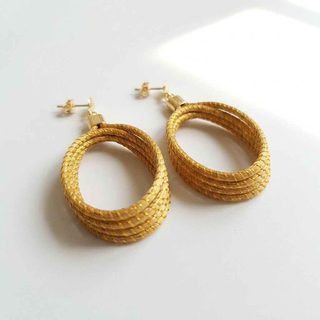 Boucles d'oreilles pendants ovales Guariba en or végétal du Brésil, anneaux torsadés en capim dourado, vue trois quarts ouverte