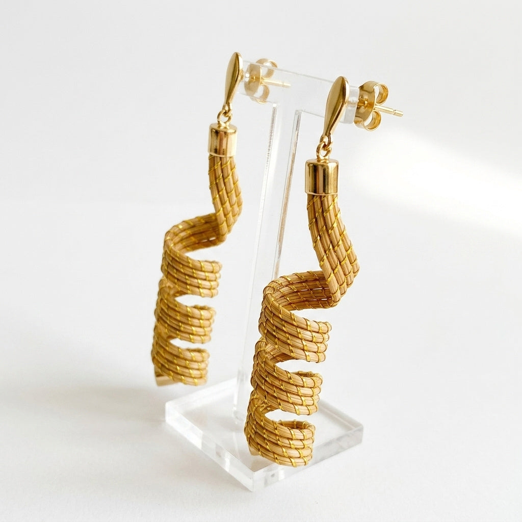 Boucles d'oreilles Guavira, bijou artisanal brésilien tressé à la main, présentation sur support transparent