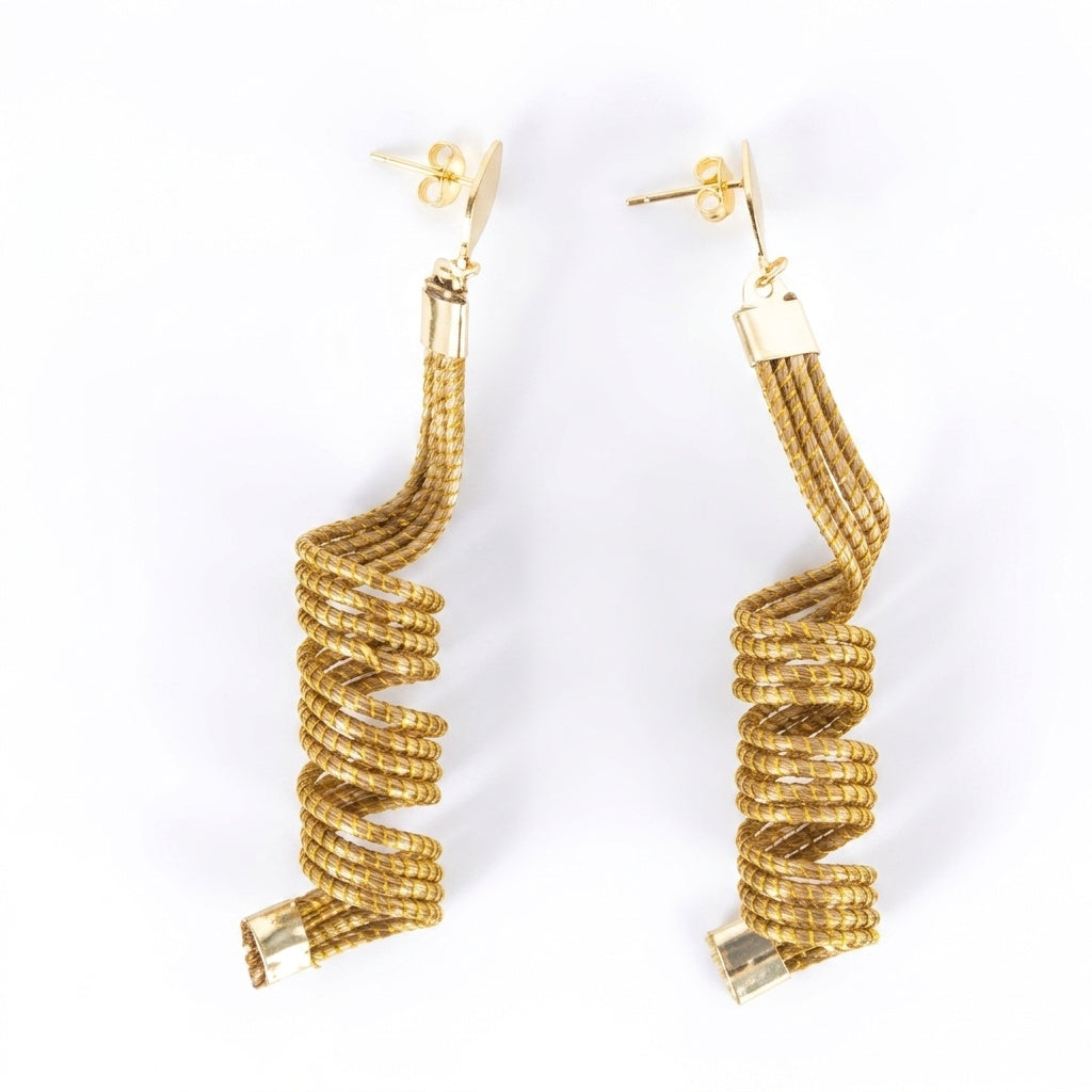 Boucles d'oreilles pendantes Guavira en or végétal du Brésil, spirale enroulée en capim dourado, vue frontale alternative