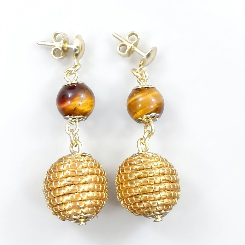 Boucles d'oreilles Jacaré, bijou artisanal brésilien du Jalapão, sphère en capim dourado et pierre naturelle, vue frontale