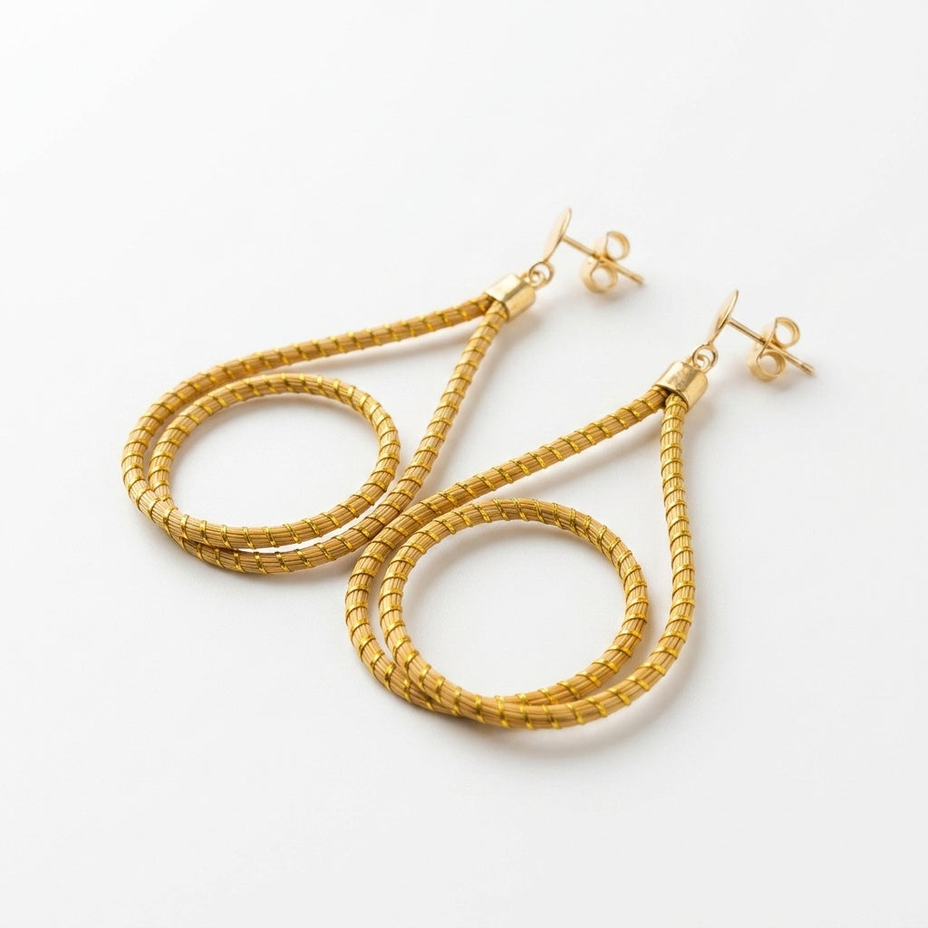 Boucles d'oreilles géométriques du Jalapão en or végétal du Brésil, design triangle cercle, vue trois quarts