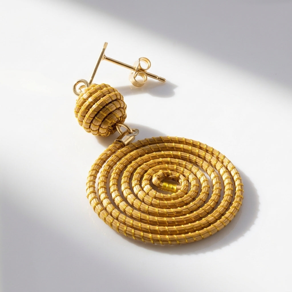 Boucles d'oreilles Manduri, détail du tressage en spirale et de la sphère en fibre dorée, vue de profil