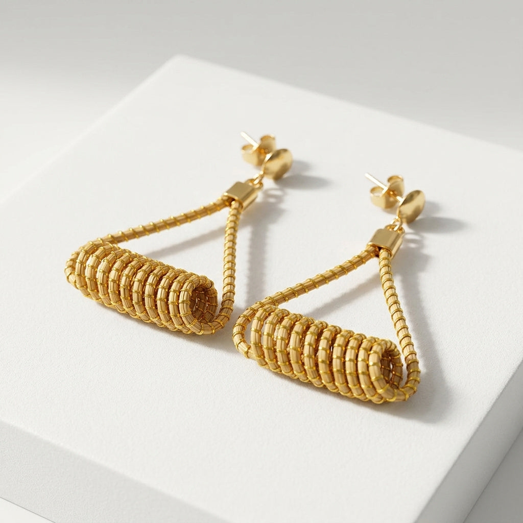 Boucles d'oreilles architecturales Matrinxá en or végétal du Brésil, disques empilés en capim dourado, vue trois quarts