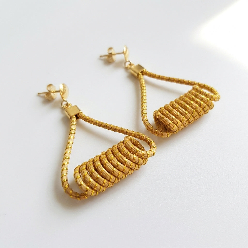 Boucles d'oreilles Matrinxá, bijou naturel fait main du Jalapão, design en triangle empilé, vue trois quarts ombrée
