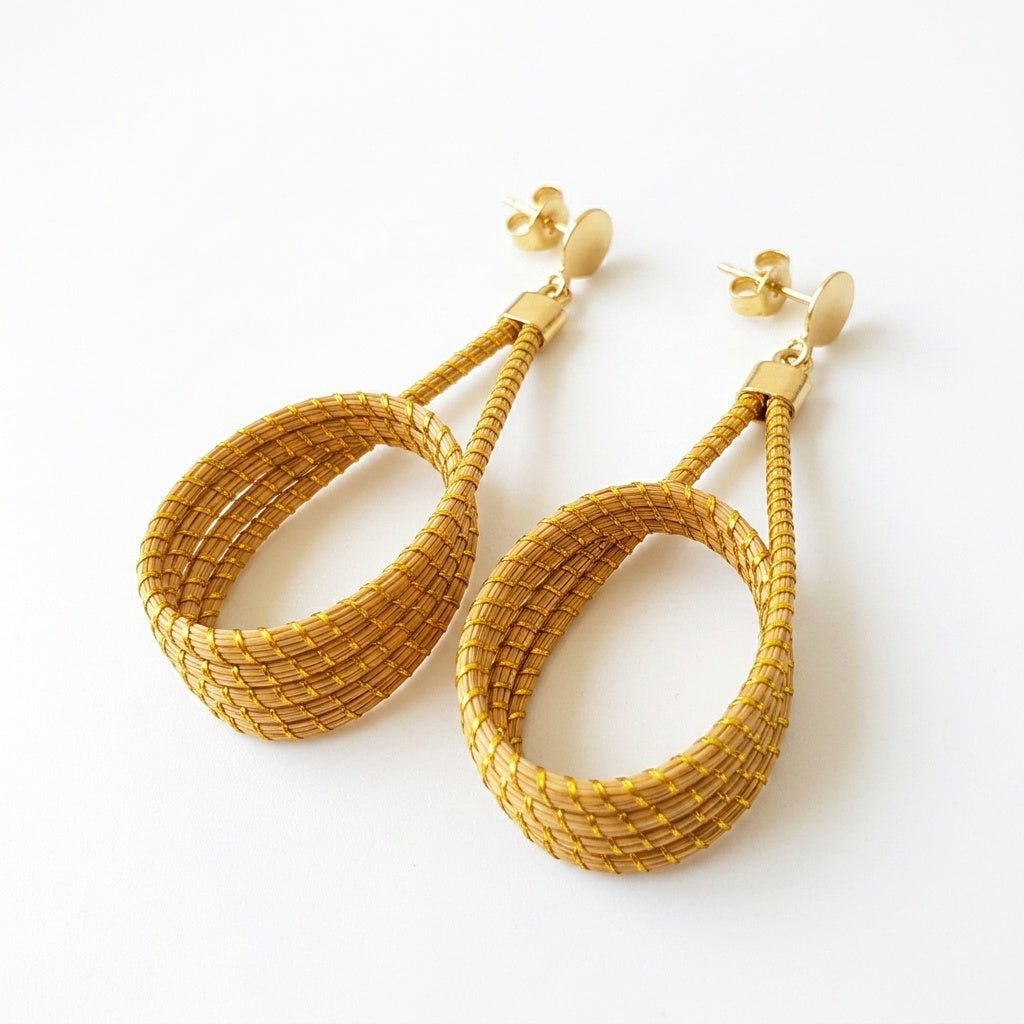 Boucles d'oreilles pendants goutte en or végétal du Brésil, capim dourado tressé à la main, vue frontale