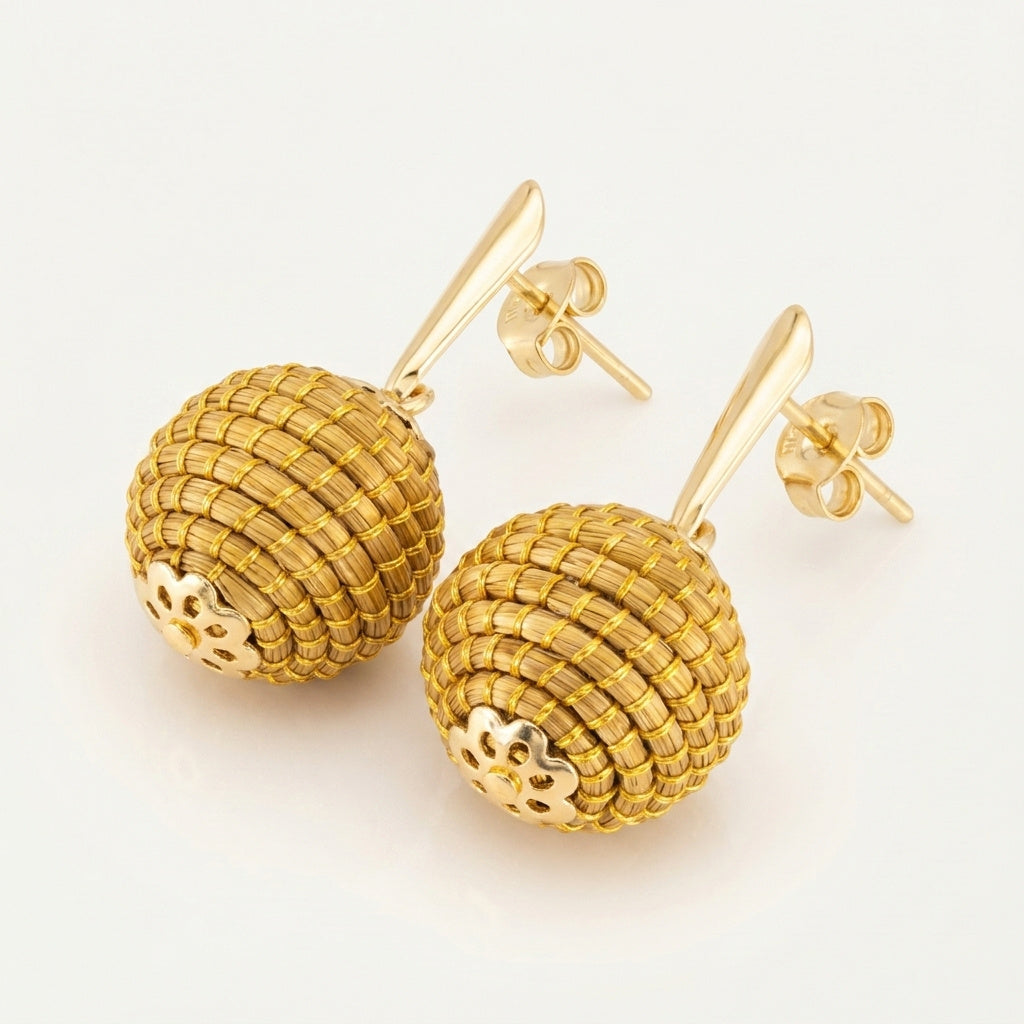 Boucles d'oreilles Poranga, sphère en or végétal du Brésil, capim dourado tressé à la main, vue trois quarts