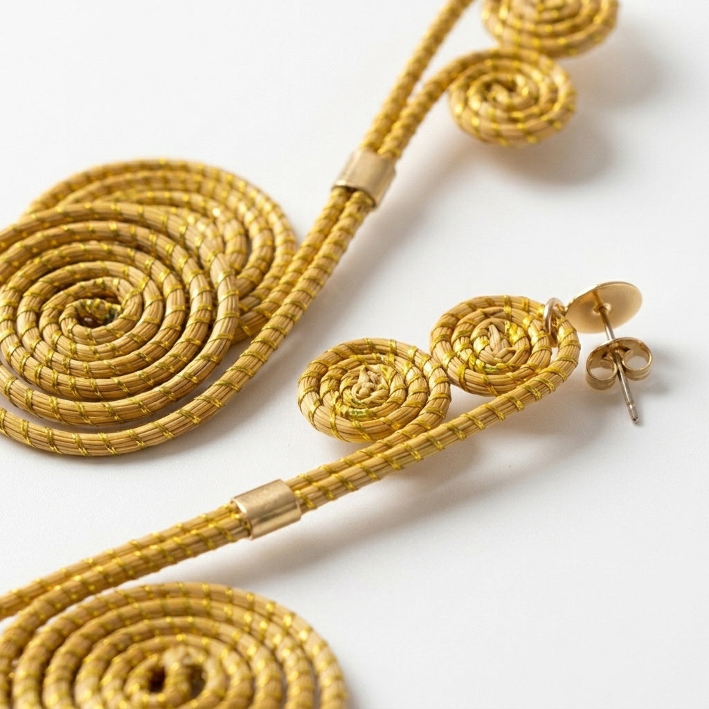 Boucles d'oreilles Tapajós, détail de la spirale tressée en fibre dorée du Tocantins, gros plan