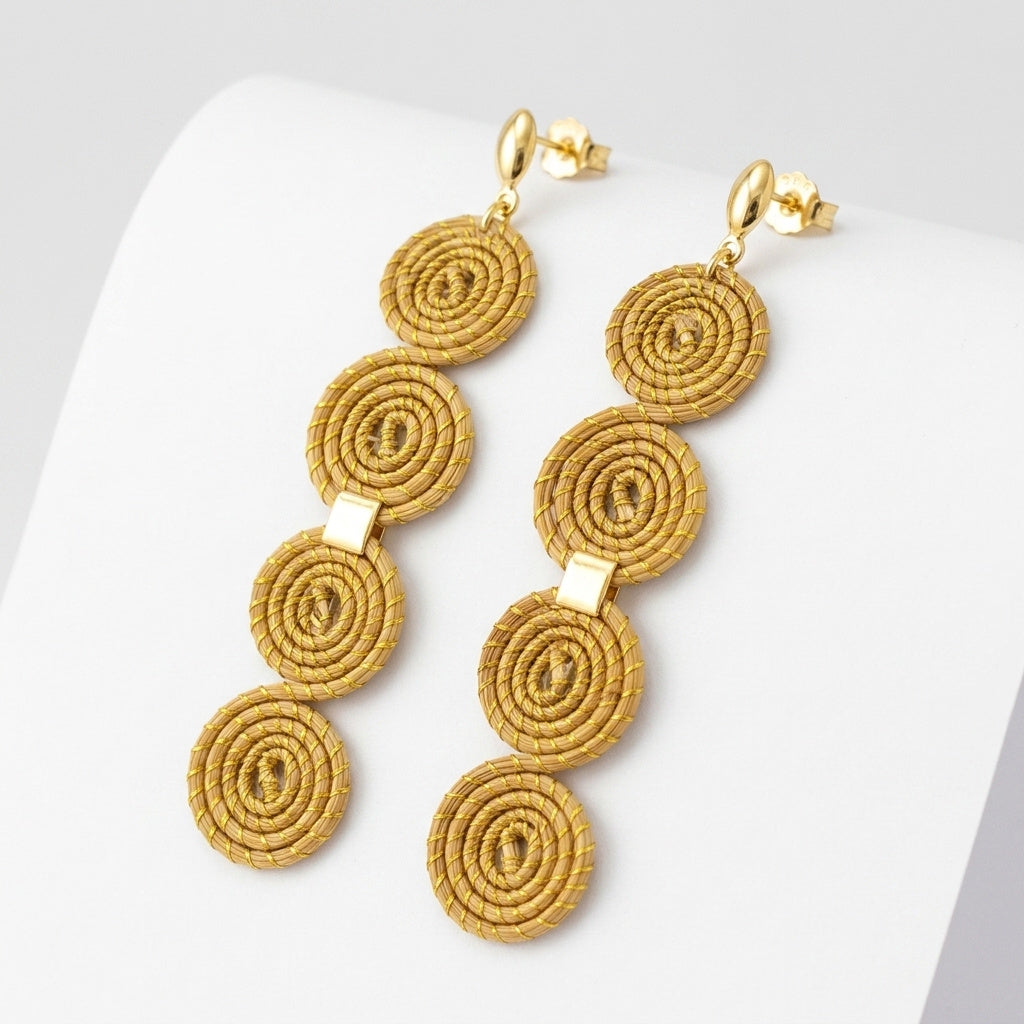 Boucles d'oreilles longues Taquara en or végétal du Brésil, quatre spirales superposées, fond clair