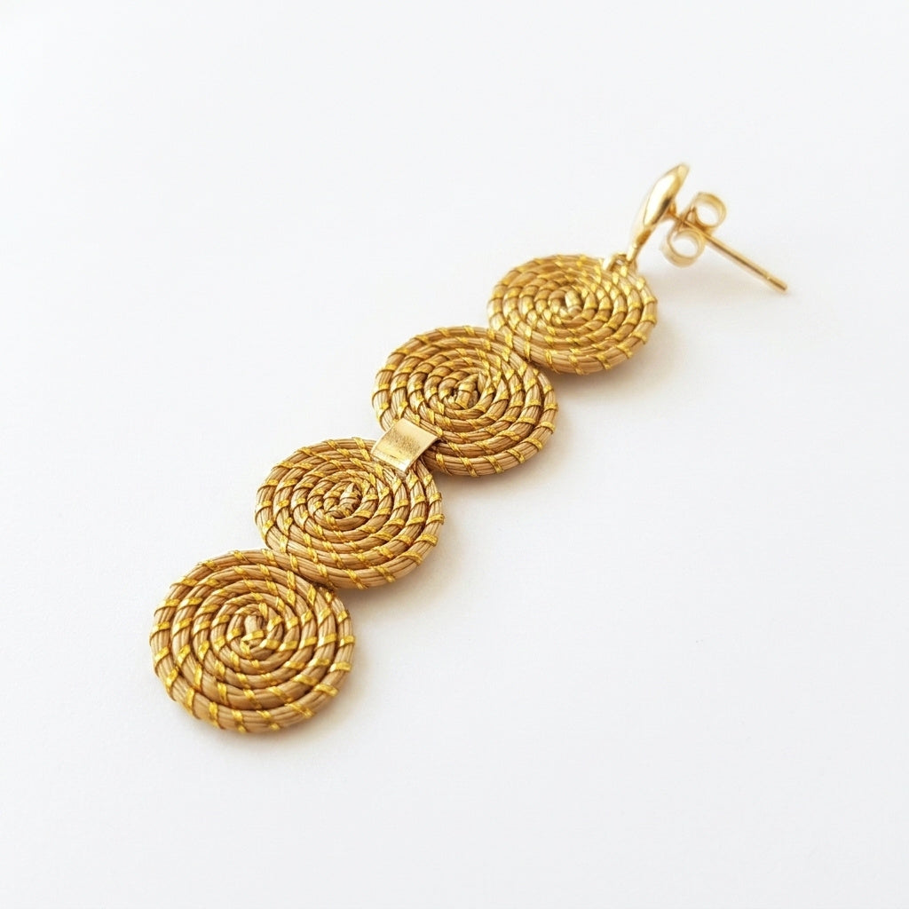 Boucles d'oreilles Taquara, détail des quatre spirales tressées en fibre dorée du Tocantins, vue de profil