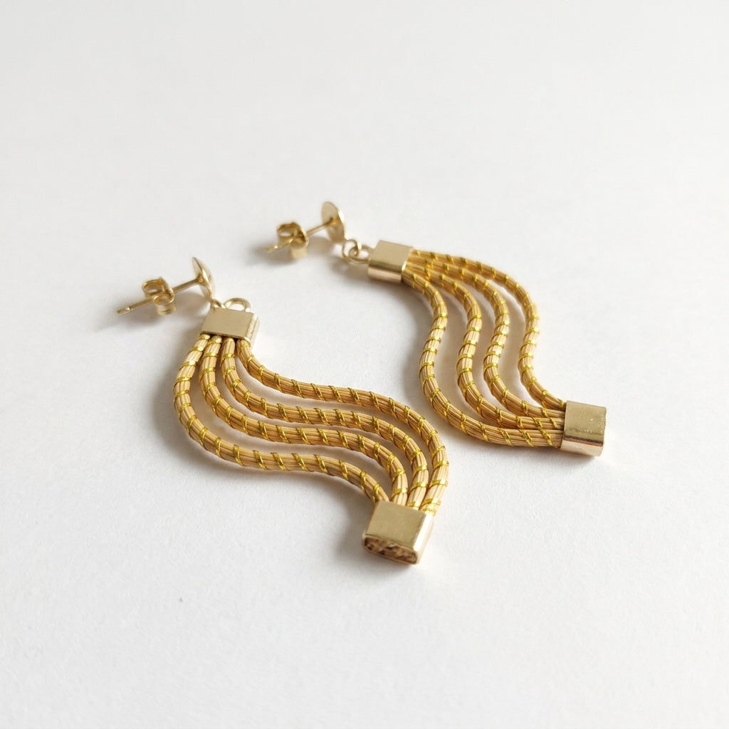 Boucles d'oreilles Taua, bijou artisanal brésilien des artisans du Tocantins, vue trois quarts alternative
