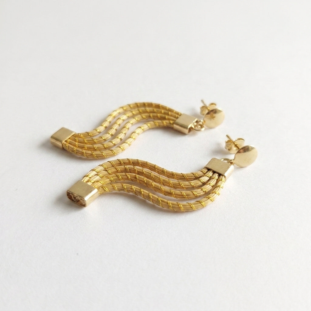 Boucles d'oreilles pendantes Taua dorées du Jalapão, fait main au Brésil, design en triple vague ondulée