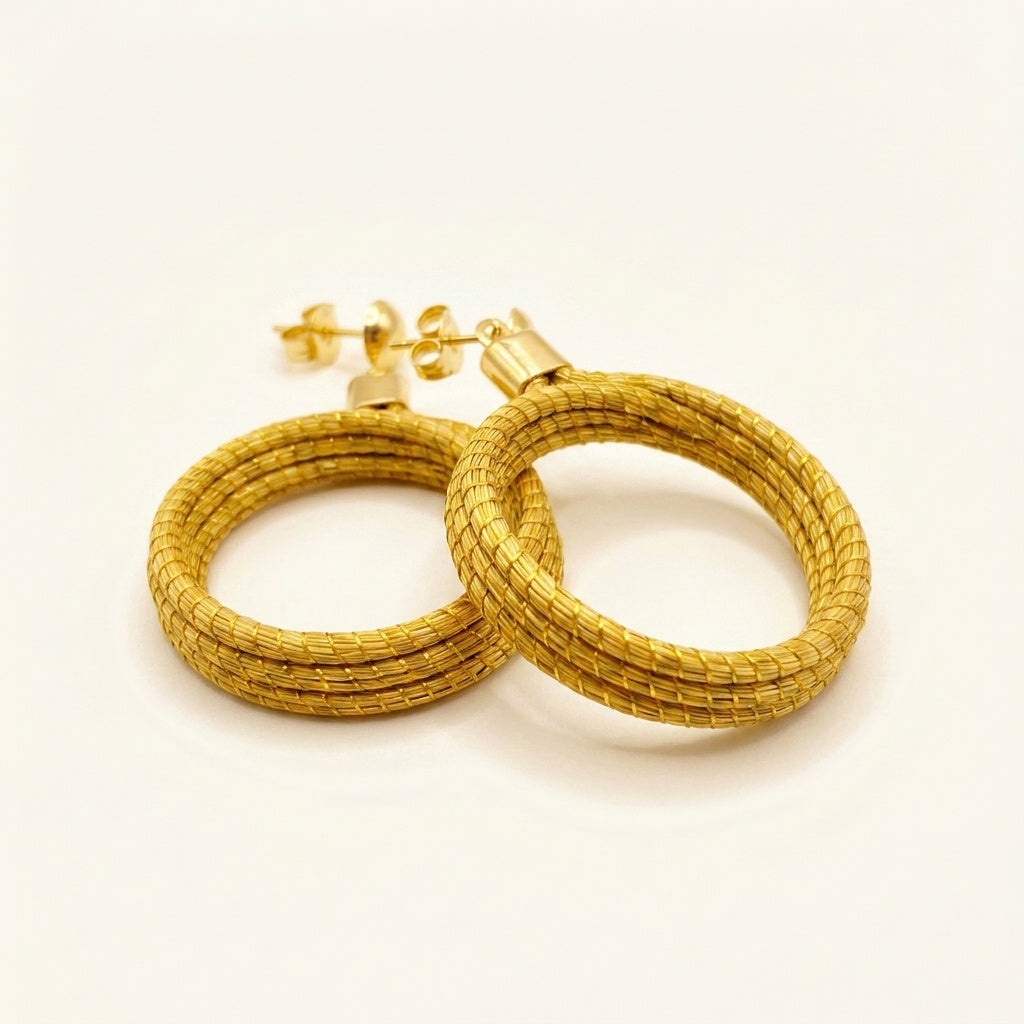 Boucles d'oreilles créoles, détail du tressage en fibre dorée du Tocantins, vue à plat