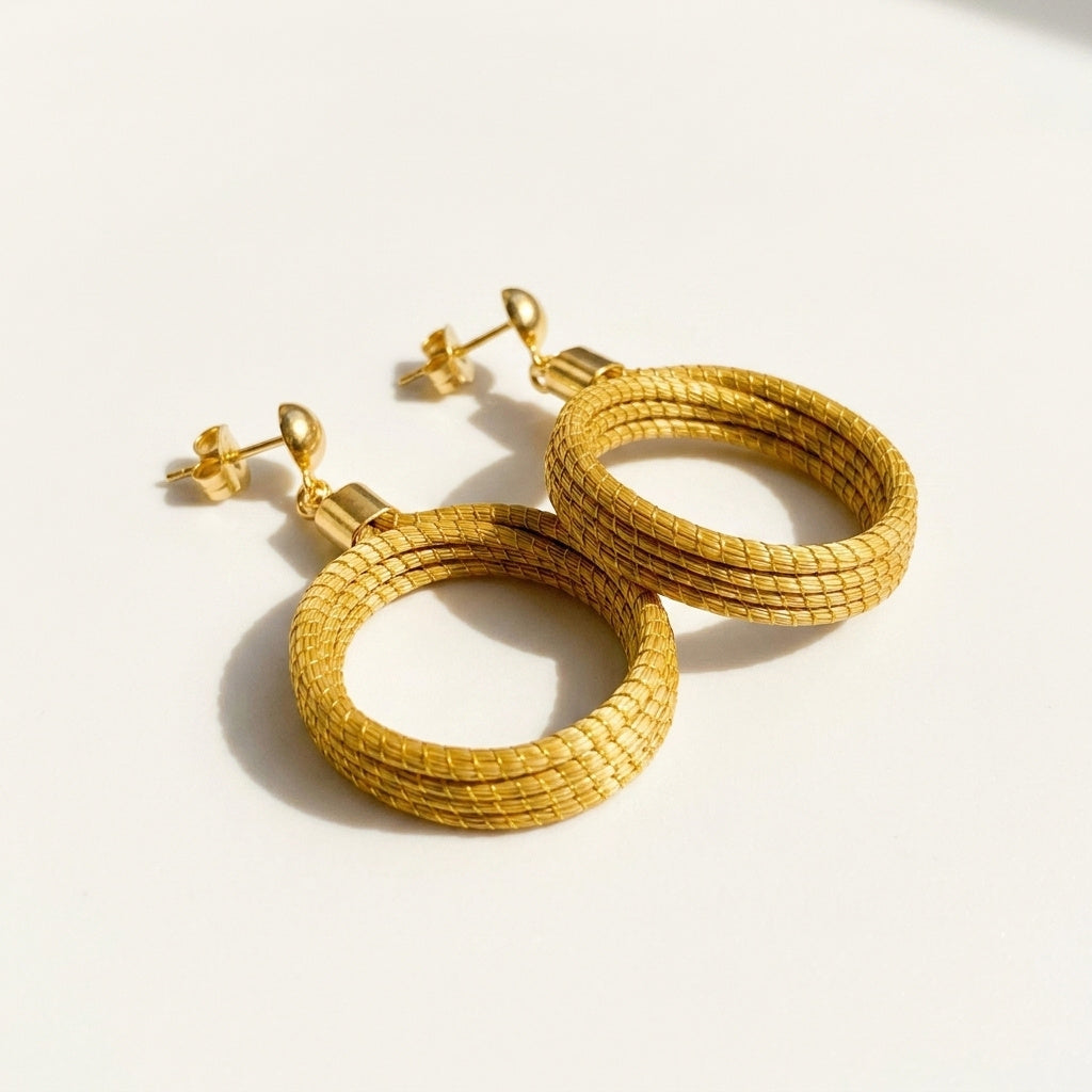 Boucles d'oreilles créoles naturelles, bijou artisanal brésilien en herbe dorée, vue trois quarts ouverte