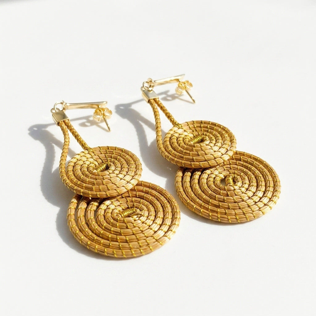 Boucles d'oreilles Cristal en capim dourado, deux spirales superposées tressées en fibre dorée du Jalapão, vue frontale