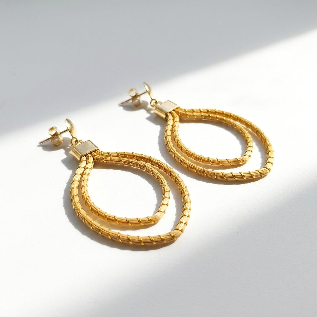 Boucles d'oreilles Curió, design double feuille tressé main au Jalapão, capim dourado, vue trois quarts alternative