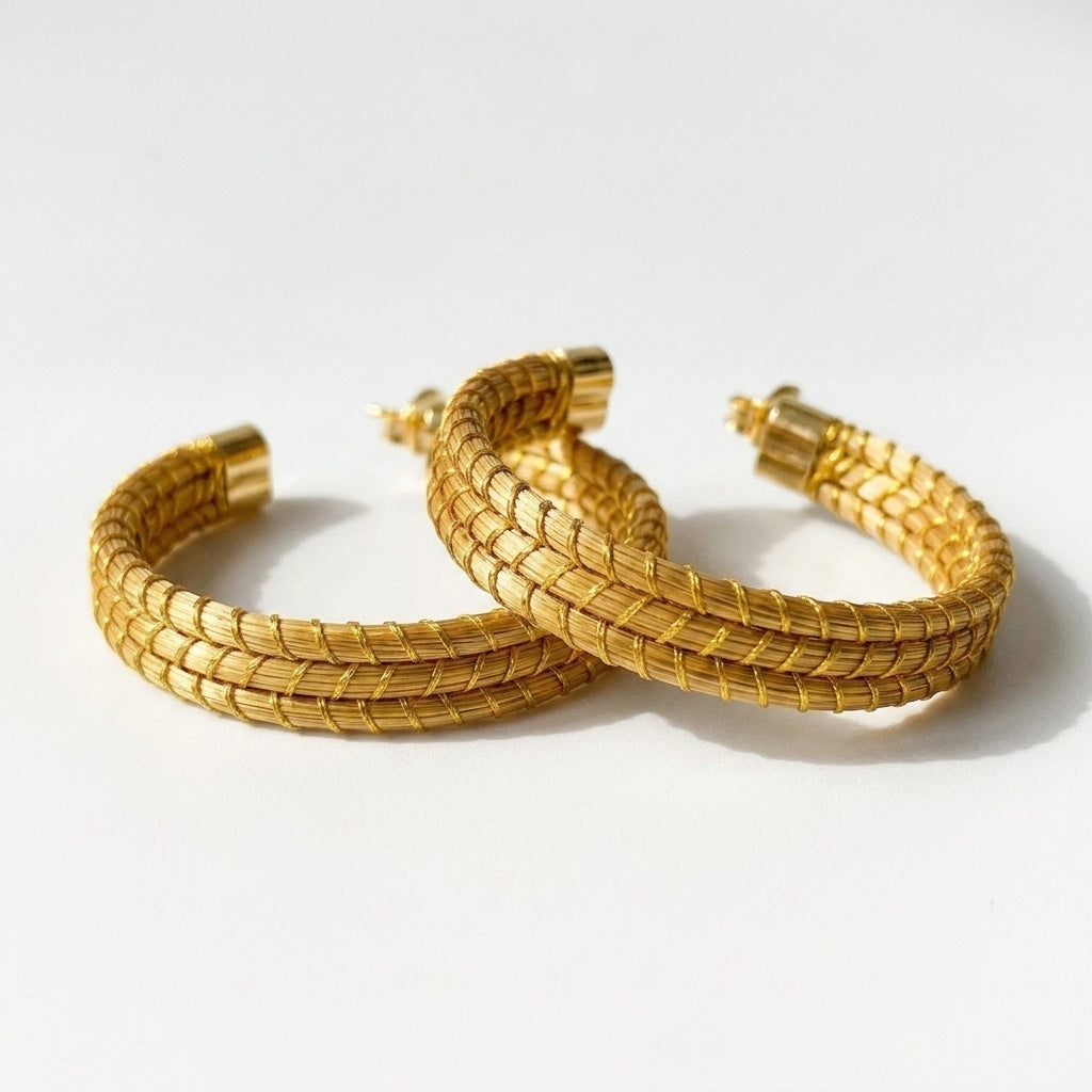Boucles d'oreilles Embé, créoles en herbe dorée du Jalapão, bijou naturel fait main, vue trois quarts alternative