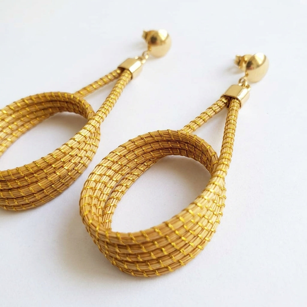 Boucles d'oreilles goutte en fibre dorée du Jalapão, bijou végétal artisanal brésilien, vue trois quarts