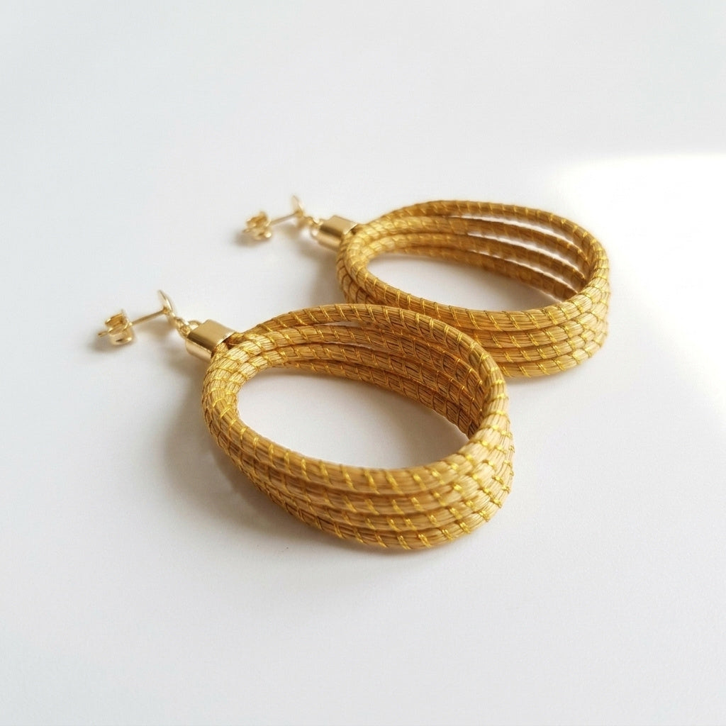 Boucles d'oreilles Guariba, idée cadeau artisanal en capim dourado, anneaux torsadés tressés à la main, vue alternative