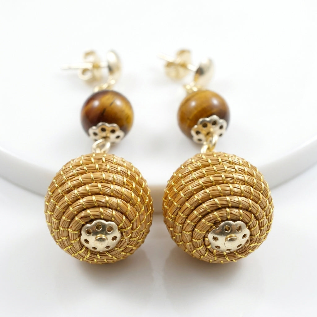 Boucles d'oreilles Jacaré, idée cadeau artisanal pour femme, sphère en capim dourado et pierre œil de tigre sur cube présentoir