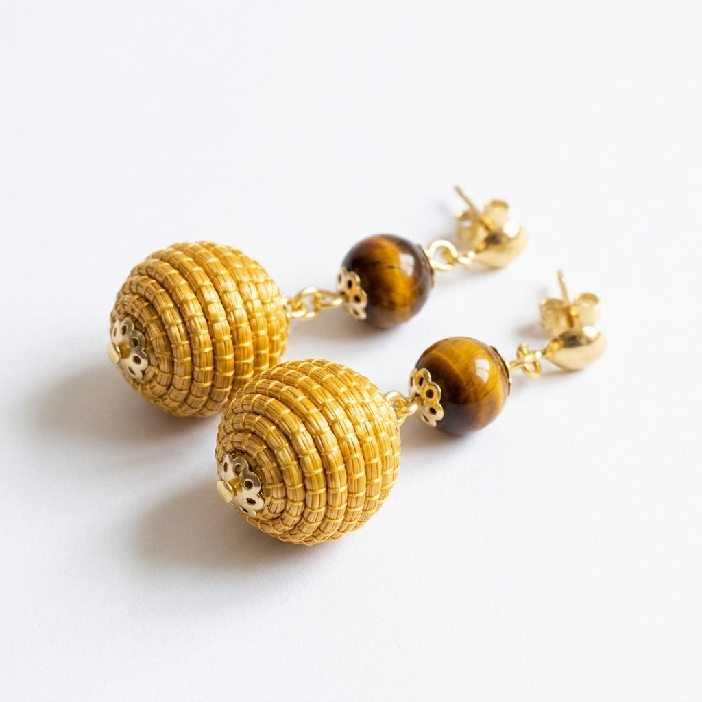 Boucles d'oreilles Jacaré en herbe dorée du Tocantins et pierre œil de tigre, vue trois quarts alternative