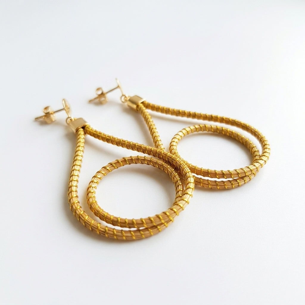 Boucles d'oreilles pendantes artisanales du Jalapão, bijou triangle cercle bresilien en capim dourado, vue trois quarts alternative