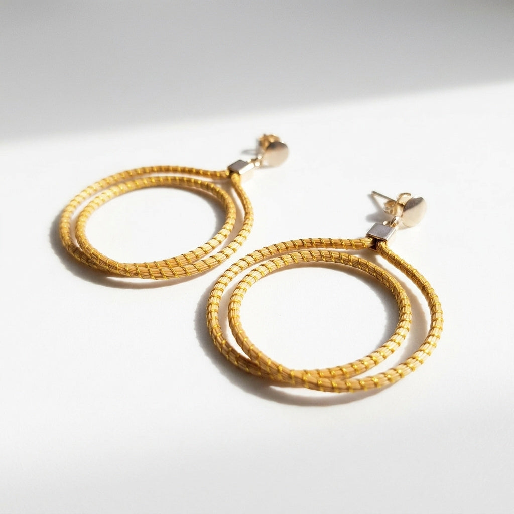 Boucles d'oreilles Jurema, double créole en fibre végétale du Jalapão, vue trois quarts alternative