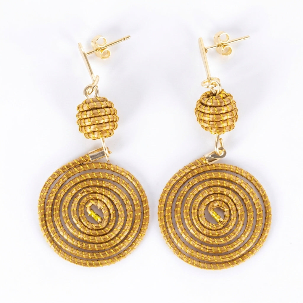 Boucles d'oreilles Manduri en capim dourado, sphère tressée et disque en spirale, fibre dorée du Brésil, vue frontale sur fond clair