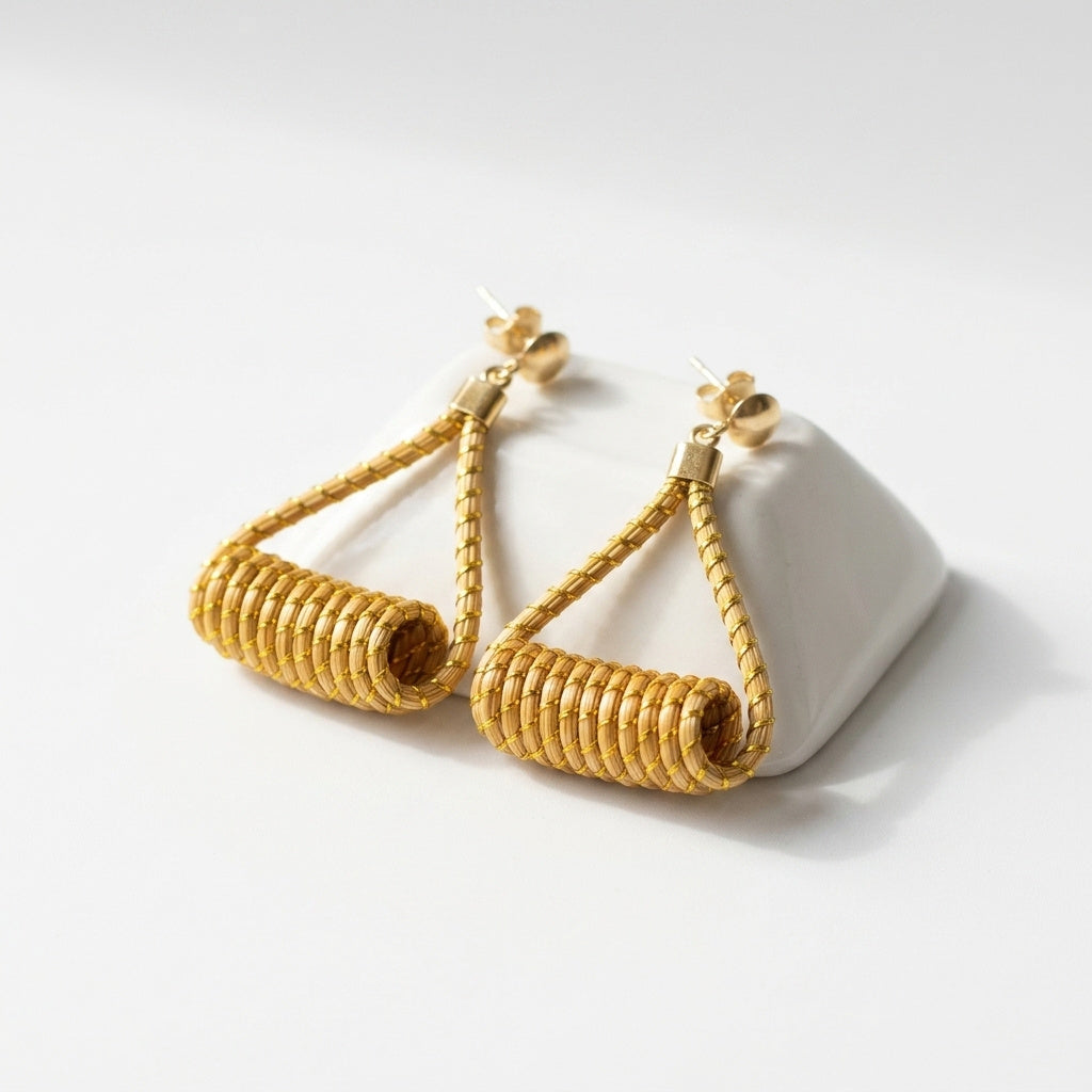 Boucles d'oreilles Matrinxá, détail du design en disques empilés des artisans du Tocantins, vue sur cube présentoir