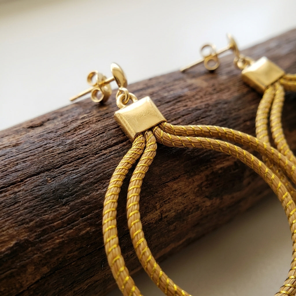 Boucles d'oreilles Nhambu, bijou naturel pour soirée, capim dourado tressé du Tocantins, présentation sur bois naturel