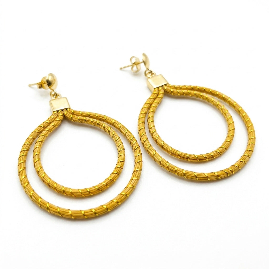 Boucles d'oreilles Nhambu, cercles tressés du Jalapão en capim dourado, bijou artisanal brésilien, vue trois quarts ombrée
