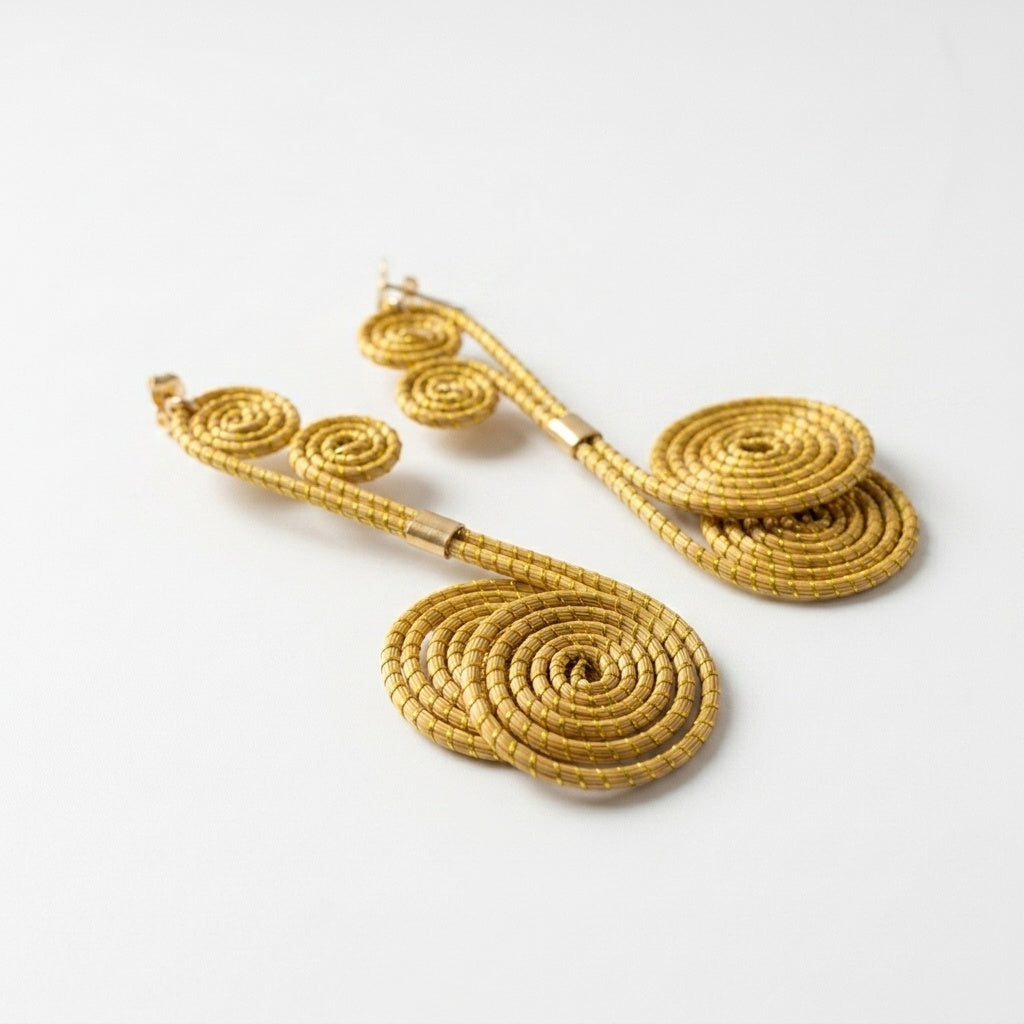 Boucles d'oreilles artisanales Tapajós, tressées à la main en capim dourado, vue trois quarts inversée
