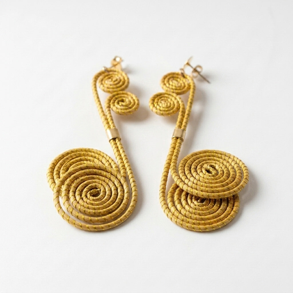 Boucles d'oreilles Tapajós en capim dourado, pendantes longues avec spirale enroulée en fibre dorée du Brésil, vue frontale