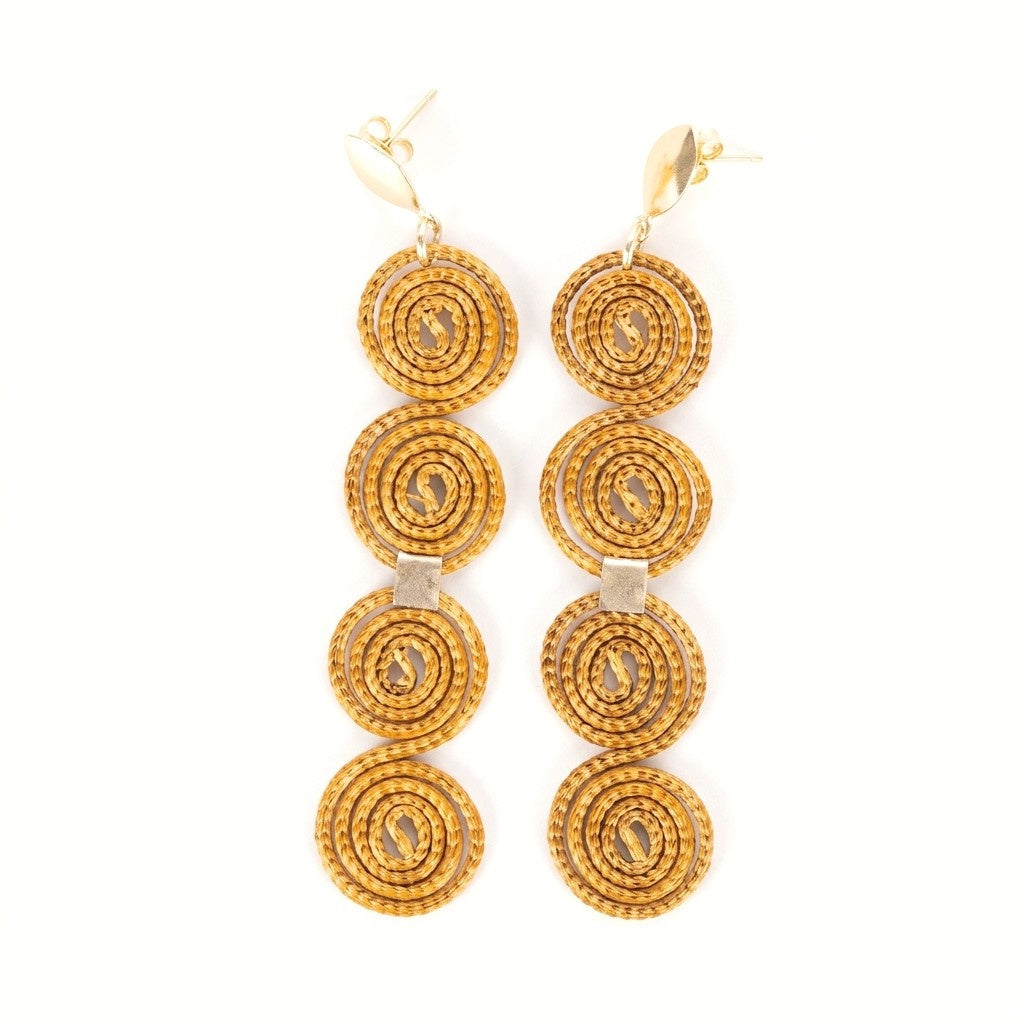 Boucles d'oreilles Taquara en capim dourado, cascade de quatre spirales tressées en fibre dorée, vue frontale sur fond blanc